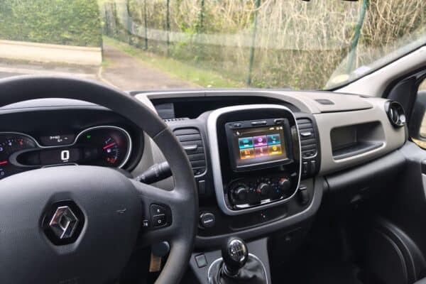 Tableau de bord Renault avec écran tactile central