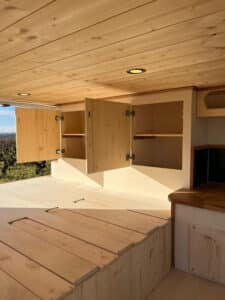 Intérieur en bois avec placards ouverts et rangements