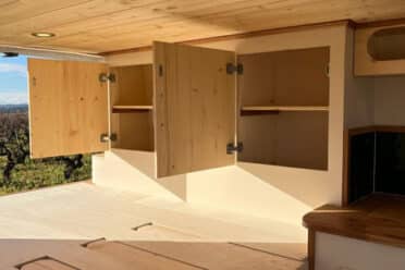 Interni in legno con armadietti a giorno e spazi per riporre oggetti
