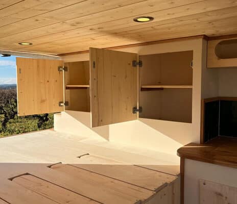 Intérieur en bois avec placards ouverts et rangements
