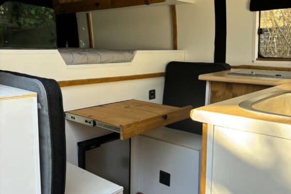 Intérieur van aménagé avec kitchenette et table coulissante