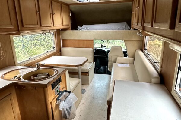 Intérieur de camping-car avec kitchenette et banquettes