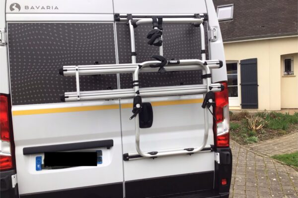 Porte-vélos fixé à l’arrière d’un camping-car blanc