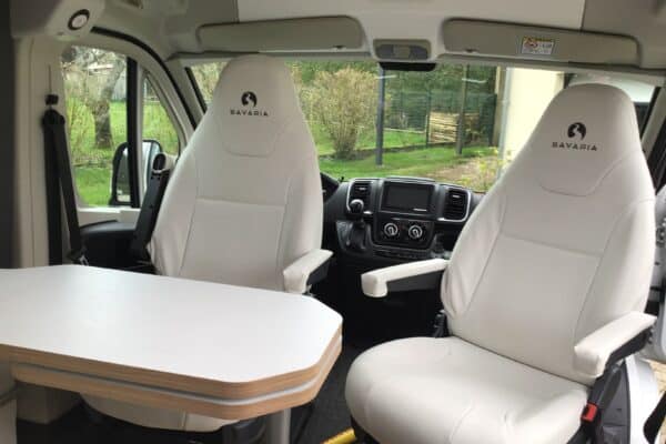 Intérieur camping-car avec sièges pivotants et table