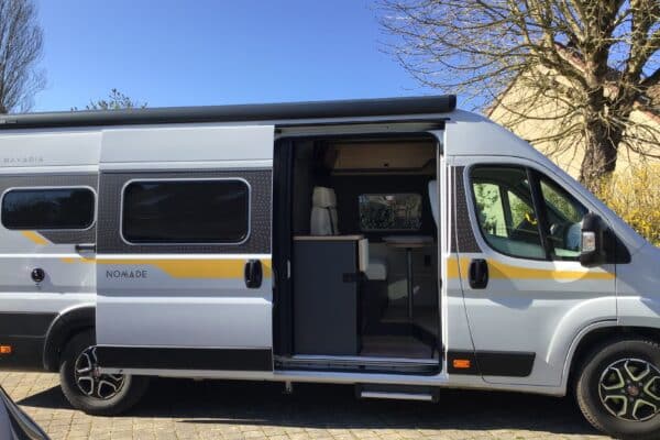 Van aménagé avec porte coulissante ouverte