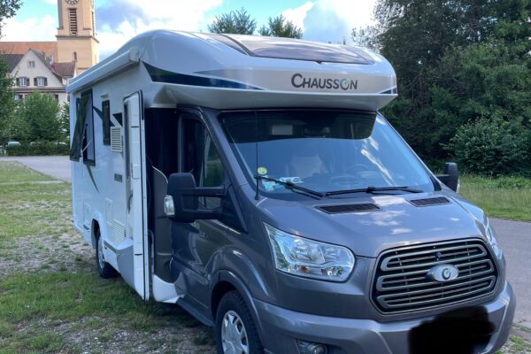 Camping-car Chausson stationné près d’une église