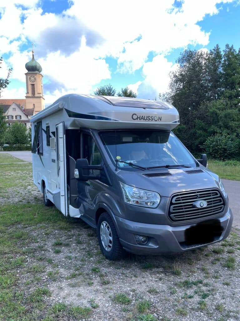 Camping-car Chausson stationné près d’une église