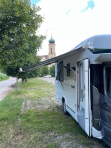 Camping-car stationné près d’une église de village