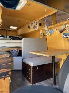 Intérieur aménagé d’un van avec banquette et table