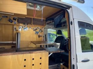 Intérieur aménagé d’un van avec table et rangements