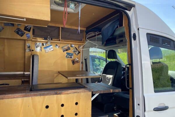 Intérieur aménagé d’un van avec table et rangements