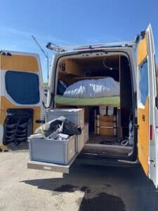 Aménagement intérieur d’un van avec lit et rangements