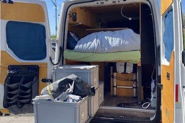 Ausbau Innenausstattung eines Campervans mit Bett und Stauraum