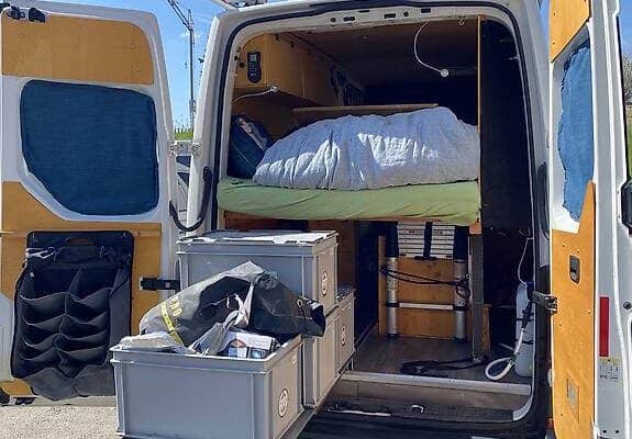 Aménagement intérieur d’un van avec lit et rangements