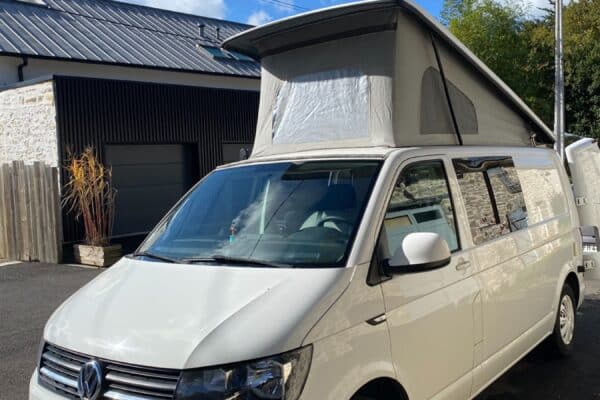 Van Volkswagen blanc avec toit relevable ouvert