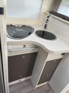 Coin cuisine compact avec évier et plaques vitrées