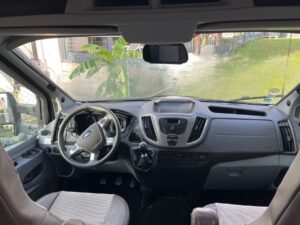 Intérieur d'un utilitaire Ford, tableau de bord avant