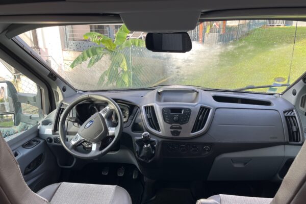 Intérieur d'un utilitaire Ford, tableau de bord avant