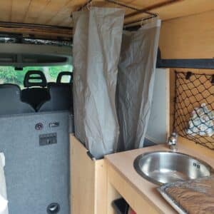 Douche et évier aménagés dans un van