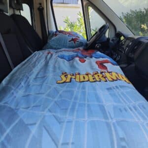Lit improvisé dans van avec couette Spider-Man