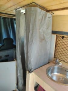 Rideau de douche dans van aménagé compact