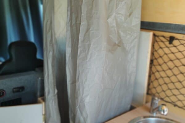 Rideau de douche dans van aménagé compact