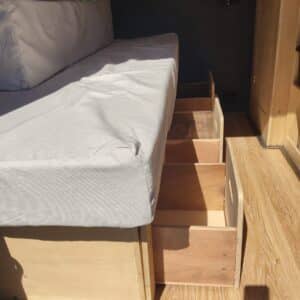 Lit avec tiroirs de rangement en bois intégrés