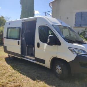Fourgon aménagé blanc porte coulissante ouverte
