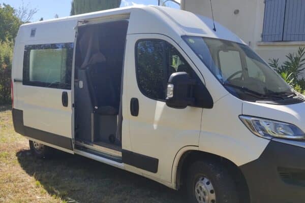 Fourgon aménagé blanc porte coulissante ouverte