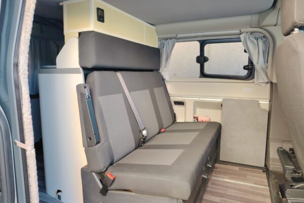 Banquette arrière grise dans van aménagé moderne