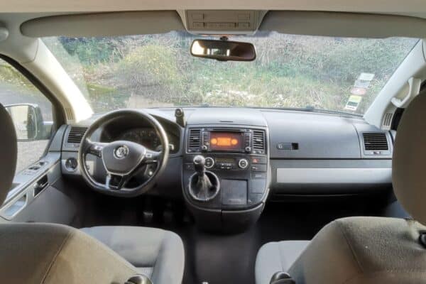 Intérieur d’un utilitaire Volkswagen, vue du tableau de bord