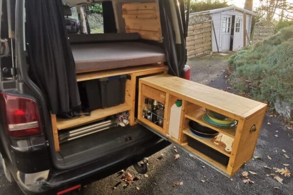 Aménagement van avec cuisine coulissante en bois