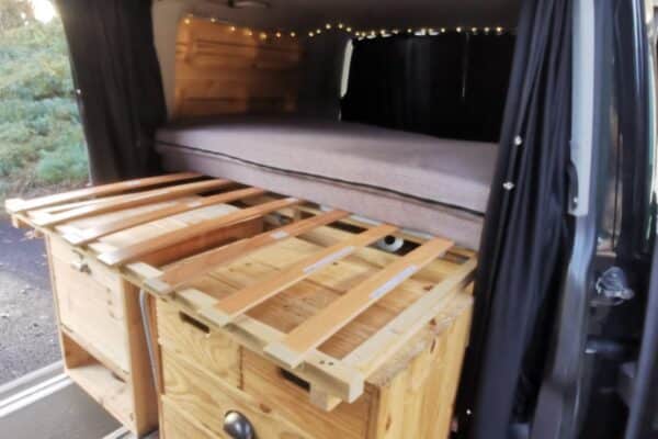 Aménagement bois d’un van avec tiroirs coulissants