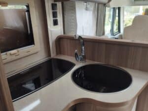 Cuisine de camping-car avec évier et plaque noire
