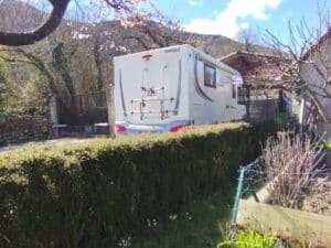 Camping-car stationné dans un jardin ensoleillé