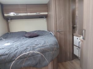 Chambre compacte de camping-car avec lit double