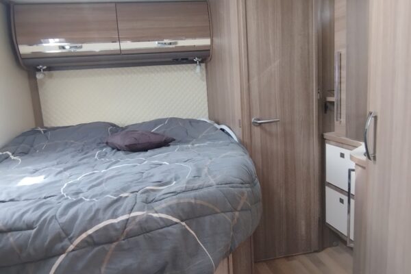 Chambre compacte de camping-car avec lit double