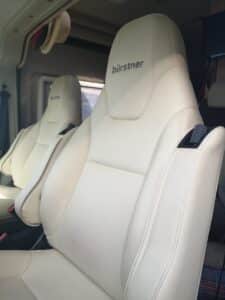 Sièges en cuir beige Bürstner dans camping-car