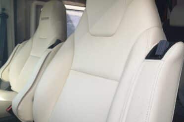 Sièges en cuir beige Bürstner dans camping-car