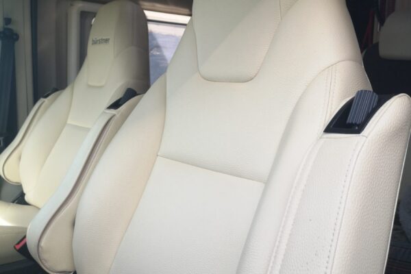 Sièges en cuir beige Bürstner dans camping-car