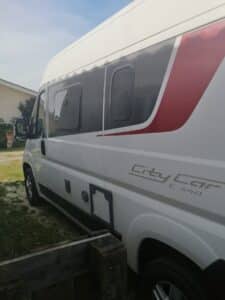 Camping-car blanc City Car C540 stationné dehors