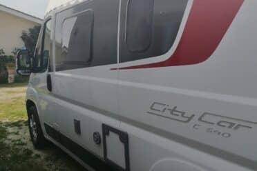 Camping-car blanc City Car C540 stationné dehors