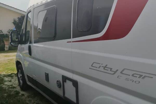 Camping-car blanc City Car C540 stationné dehors