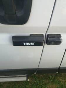 Poignée Thule sur porte arrière de fourgon blanc