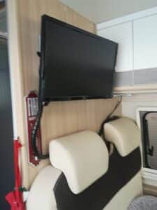 Téléviseur mural au-dessus de sièges dans camping-car