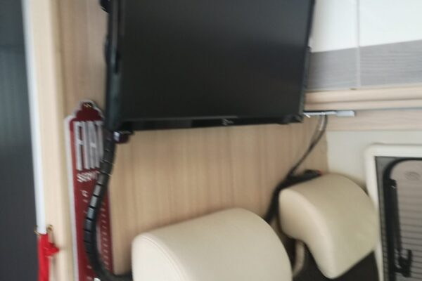 Téléviseur mural au-dessus de sièges dans camping-car