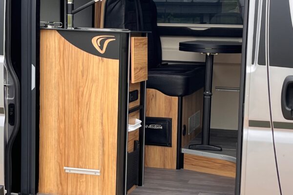 Intérieur van aménagé avec kitchenette et banquette