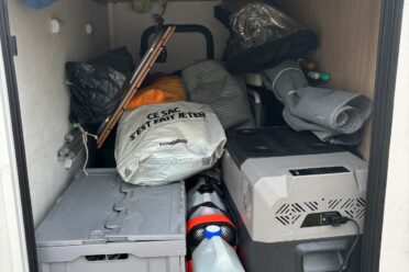 Camper stiva riempita di attrezzature varie