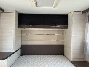 Chambre de caravane avec rangements et lit double