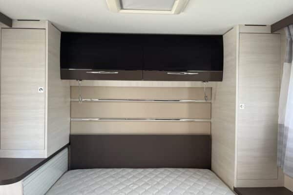 Chambre de caravane avec rangements et lit double